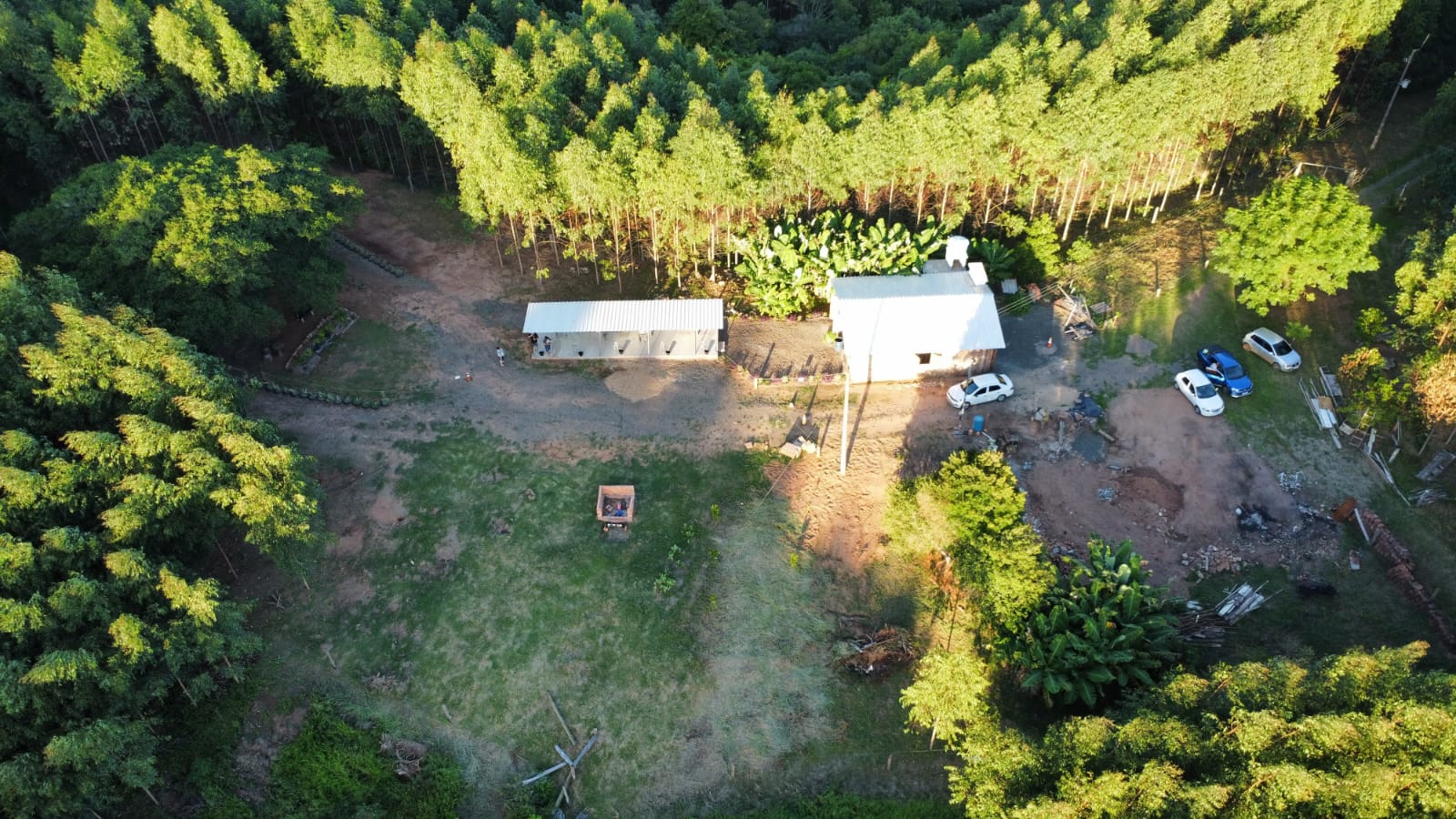 Vista aérea do estande Triunfo Trap em meio à mata